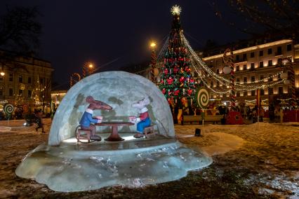 Санкт-Петербург. Фигуры сказочных персонажей на рождественской ярмарке на Манежной площади.