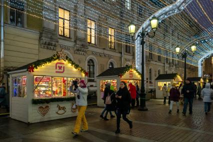 Санкт-Петербург. Посетители на рождественской  ярмарке на Манежной площади .