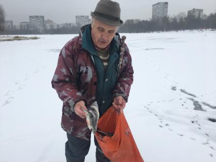 Москва. Рыбак на Большом Головинском пруде.