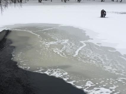 Москва. Рыбак на Малом Головинском пруде.