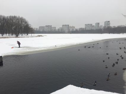 Москва. Рыбак на Большом Головинском пруде.