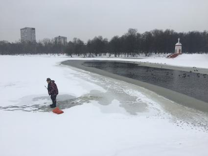 Москва. Рыбак на Большом Головинском пруде.