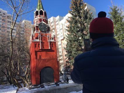 Москва. Уменьшенная копия Спасской башни Московского Кремля  на детской площадке на улице Академика Анохина.