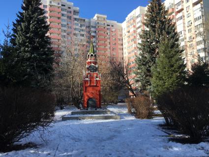 Москва. Уменьшенная копия Спасской башни Московского Кремля  на детской площадке на улице Академика Анохина.