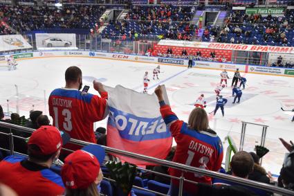 Москва. Болельщики сбоной России с флагом  во время матча второго этапа Еврохоккейтура 2020/21  `Кубок Первого канала ` между сборными командами России и Финляндии.