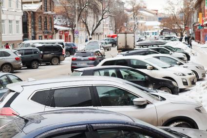 Пермь. Припаркованные автомобили на одной из улиц города.