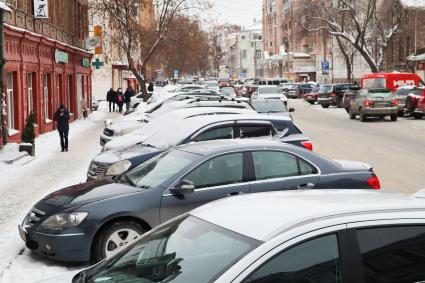 Пермь. Припаркованные автомобили на одной из улиц города.