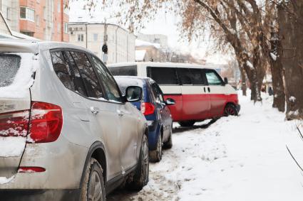 Пермь. Припаркованные автомобили на одной из улиц города.