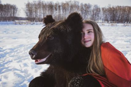 Новосибирск. Девушка с медведем.