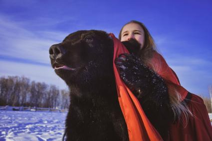 Новосибирск. Девушка с медведем.