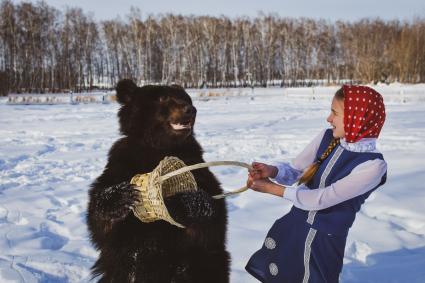 Новосибирск. Девочка с медведем.