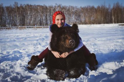 Новосибирск. Девочка с медведем.