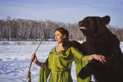 Новосибирск. Девушка с медведем.