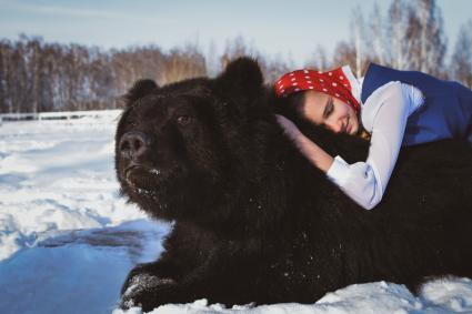 Новосибирск. Девушка с медведем.