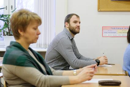 Санкт-Петербург. Родители учеников школы #235 имени Шостаковича во время Всероссийской акции `Единый день сдачи ЕГЭ родителями`.
