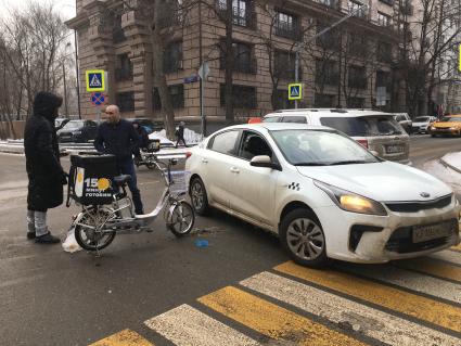 Москва. Столкновение велосипедиста и автомобиля на пешеходном переходе.