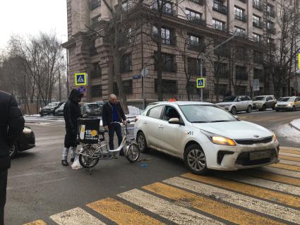 Москва. Столкновение велосипедиста и автомобиля на пешеходном переходе.