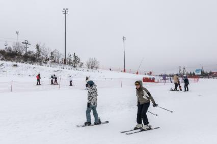 Московская область. Отдыхающие на горнолыжном курорте `Сорочаны` в Московской области.