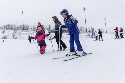 Московская область. Отдыхающие на горнолыжном курорте `Сорочаны` в Московской области.