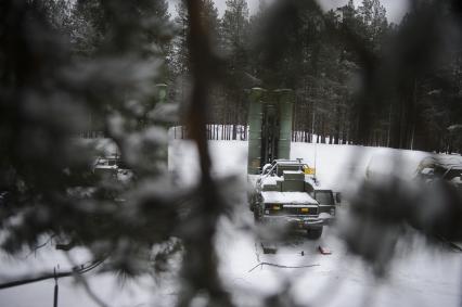 Свердловская область. п.Красный. Боевой расчет зенитно-ракетного комплекса ЗРК С-400 \'Триумф\' во время заступления на первое боевое дежурство.