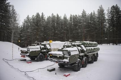 Свердловская область. п.Красный. Боевой расчет зенитно-ракетного комплекса ЗРК С-400 \'Триумф\' во время заступления на первое боевое дежурство.