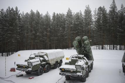 Свердловская область. п.Красный. Боевой расчет зенитно-ракетного комплекса ЗРК С-400 \'Триумф\' во время заступления на первое боевое дежурство.