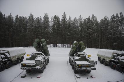 Свердловская область. п.Красный. Боевой расчет зенитно-ракетного комплекса ЗРК С-400 \'Триумф\' во время заступления на первое боевое дежурство.