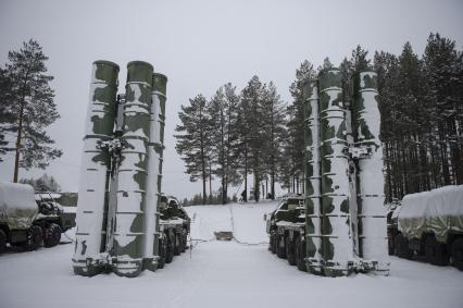 Свердловская область. п.Красный. Боевой расчет зенитно-ракетного комплекса ЗРК С-400 \'Триумф\' во время заступления на первое боевое дежурство.