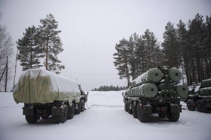 Свердловская область. п.Красный. Боевой расчет зенитно-ракетного комплекса ЗРК С-400 \'Триумф\' во время заступления на первое боевое дежурство.