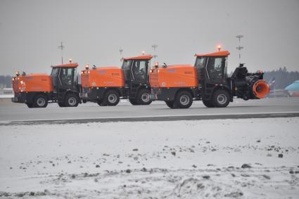 Москва.  Снегоуборочная техника на взлетной полосе Международного аэропорта Шереметьево.