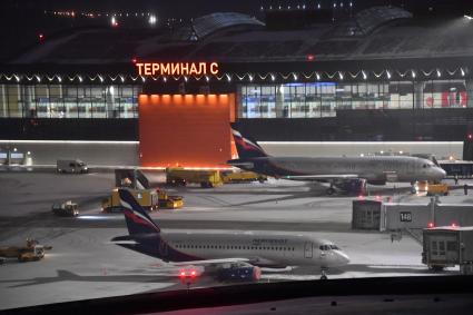 Москва.  Стоянка самолетов Международного аэропорта Шереметьево.