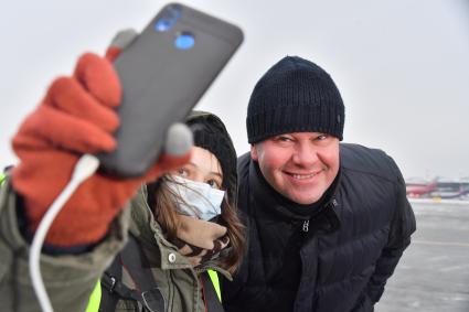 Москва.  Телеведущий Дмитрий Губерниев  открытии после реконструкции взлетно-посадочной полосы-1 в международном аэропорту Шереметьево.