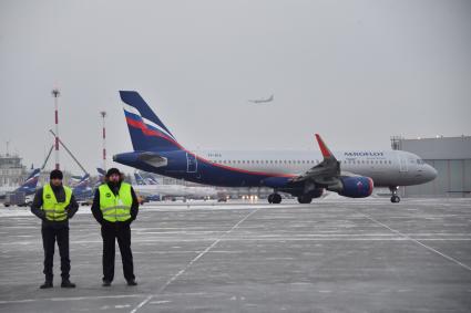 Москва. Самолет авиакомпании  Аэрофлот  на взлетной полосе Международного аэропорта Шереметьево.