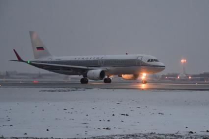 Москва. Самолет авиакомпании  Аэрофлот  на взлетной полосе Международного аэропорта Шереметьево.