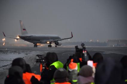 Москва. Самолет авиакомпании  Аэрофлот  на взлетной полосе Международного аэропорта Шереметьево.