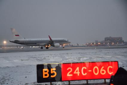 Москва. Самолет авиакомпании  Аэрофлот  на взлетной полосе Международного аэропорта Шереметьево.