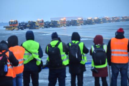 Москва.   Снегоуборочная техника на  взлетно-посадочной полосе в международном аэропорту Шереметьево.