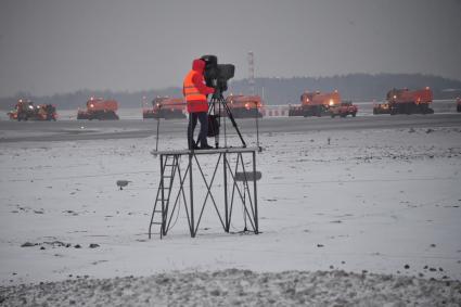 Москва.   Снегоуборочная техника на  взлетно-посадочной полосе в международном аэропорту Шереметьево.