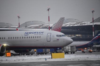 Москва. Самолет авиакомпании  Аэрофлот  на взлетной полосе Международного аэропорта Шереметьево.