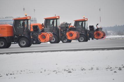 Москва.  Снегоуборочная техника на взлетной полосе Международного аэропорта Шереметьево.