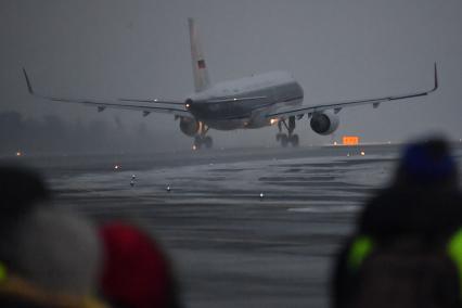 Москва. Самолет авиакомпании  Аэрофлот  на взлетной полосе Международного аэропорта Шереметьево.