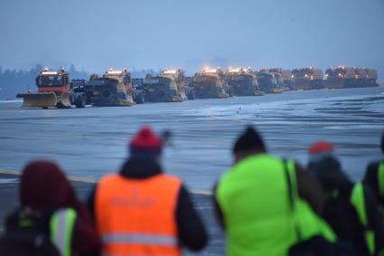 Москва.   Снегоуборочная техника на  взлетно-посадочной полосе в международном аэропорту Шереметьево.