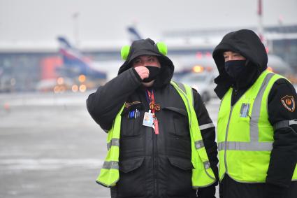 Москва.  Сотрудники аэропорта во время открытия  после реконструкции взлетно-посадочной полосы-1 в международном аэропорту Шереметьево.