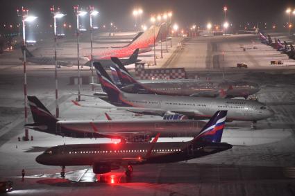 Москва.  Стоянка самолетов Международного аэропорта Шереметьево.