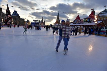 Москва.  Посетители ГУМ-Катка на Красной площади.