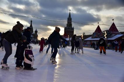 Москва.  Посетители ГУМ-Катка на Красной площади.