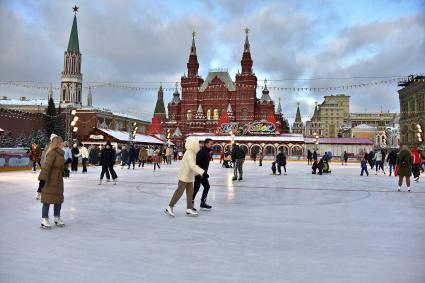 Москва.  Посетители ГУМ-Катка на Красной площади.