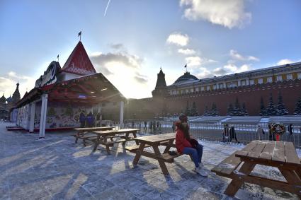 Москва.  Посетительница ГУМ-Катка на Красной площади.