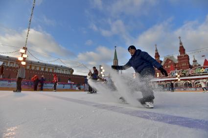 Москва.  Посетитель ГУМ-Катка на Красной площади.