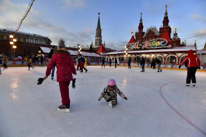 Москва.  Посетители ГУМ-Катка на Красной площади.